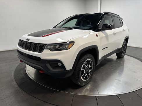 Used 2025 Jeep Compass Trailhawk AWD/4WD image 6