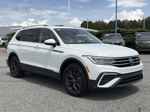 Certified 2024 Volkswagen Tiguan SE w/ Panoramic Sunroof Package AWD/4WD image 9