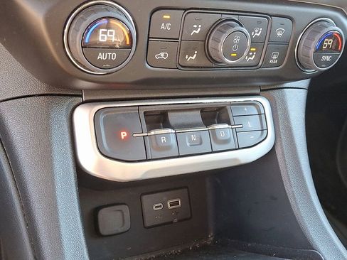 Used 2023 GMC Acadia SLE image 14