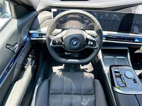 Used 2024 BMW i7 xDrive60 w/ Executive Package image 23