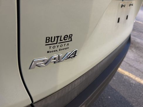 Used 2021 Toyota RAV4 XLE w/ Convenience Package image 10