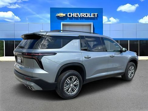 Used 2025 Chevrolet Traverse LT image 3