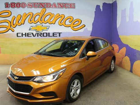 Used 2017 Chevrolet Cruze LT w/ LT Convenience Package FWD image 2