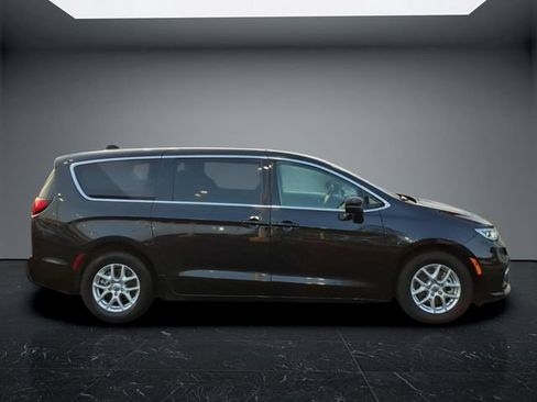 Used 2023 Chrysler Pacifica Touring-L FWD image 8