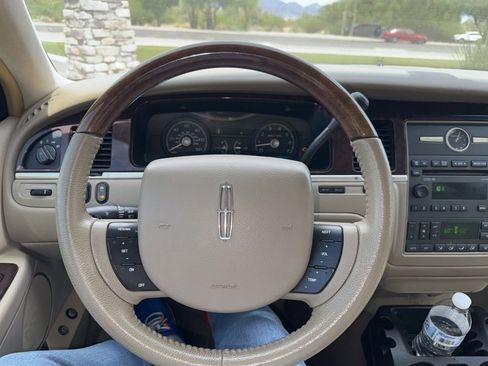 Used 2006 Lincoln Town Car Signature Limited RWD image 4