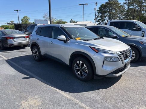 Used 2023 Nissan Rogue SV FWD image 2