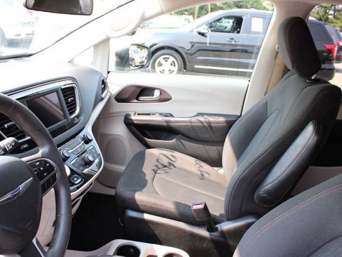 Used 2018 Chrysler Pacifica L FWD image 14