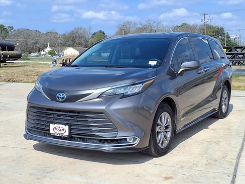 Certified 2021 Toyota Sienna XLE image 3