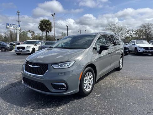 Used 2025 Chrysler Pacifica Select image 3