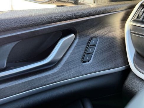 Used 2023 Jeep Grand Cherokee Limited w/ Luxury Tech Group II image 17