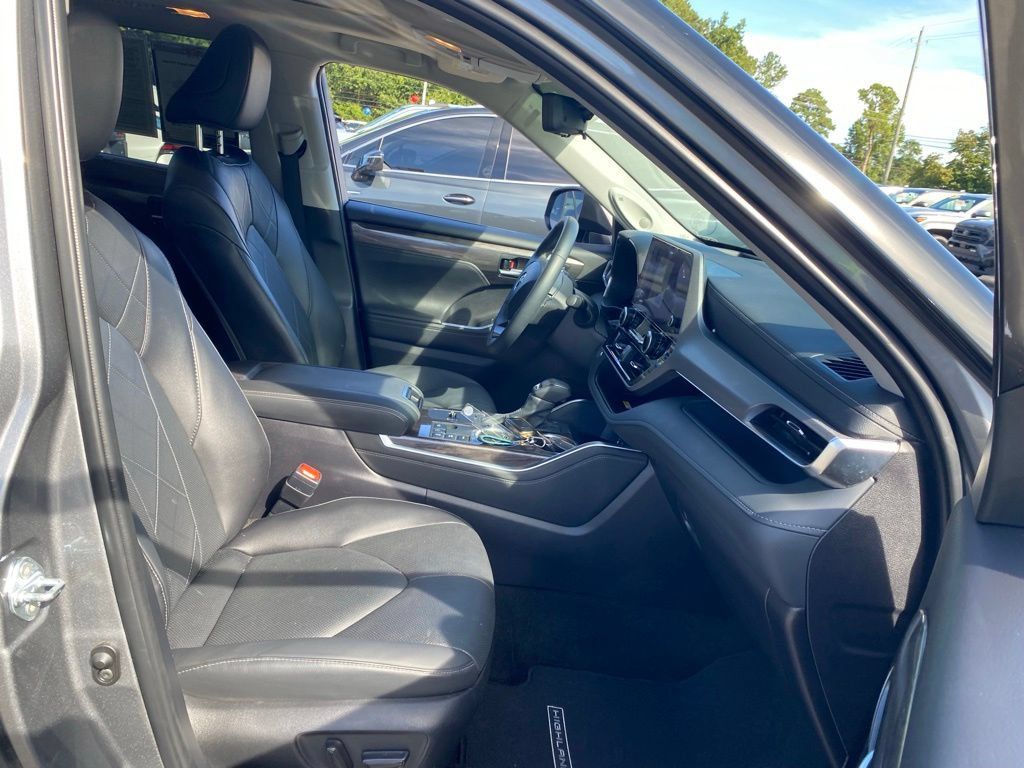 Used 2025 Toyota Highlander Platinum AWD/4WD image 21