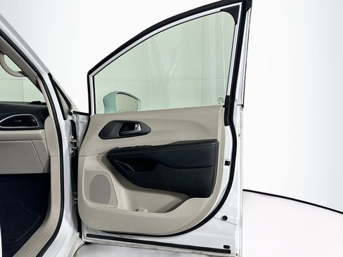 Used 2022 Chrysler Pacifica Touring-L w/ Uconnect Theater Family Group image 34