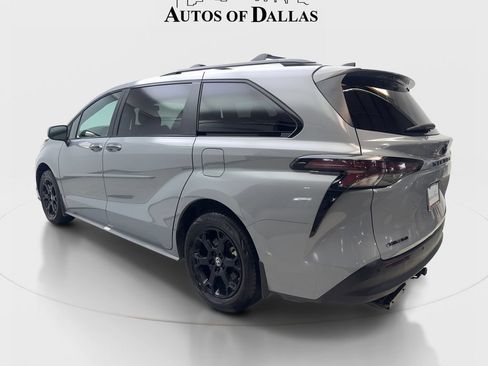 Used 2025 Toyota Sienna XLE Woodland Edition AWD/4WD image 9
