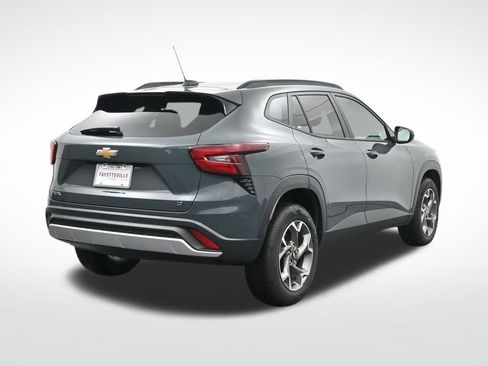 Used 2025 Chevrolet Trax LT FWD image 5
