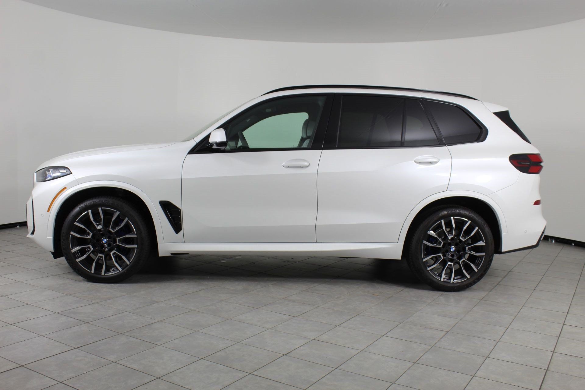 Used 2026 BMW X5 xDrive40i w/ M Sport Package AWD/4WD image 2