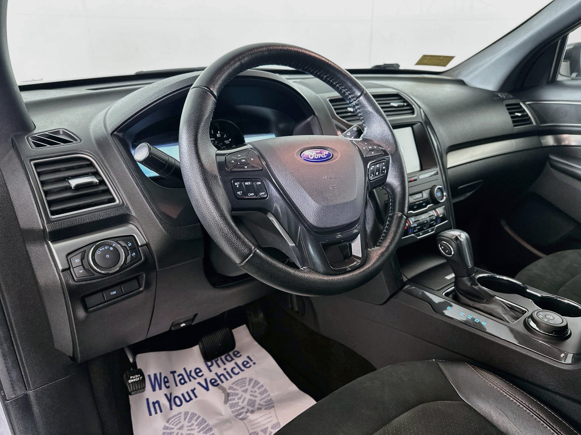 Used 2018 Ford Explorer XLT w/ XLT Appearance Package AWD/4WD image 9