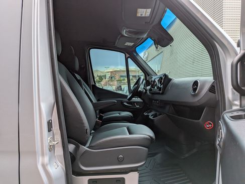 Used 2024 Mercedes-Benz Sprinter 2500 image 32