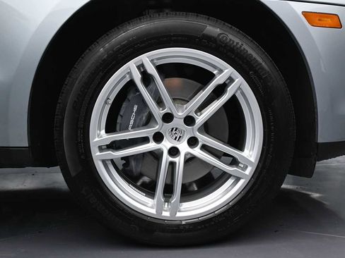 Certified 2025 Porsche Macan AWD/4WD image 22