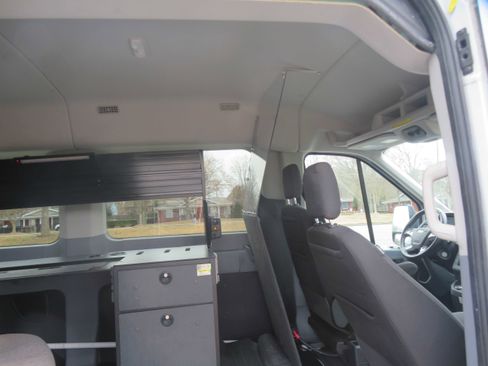 Used 2019 Ford Transit 150 XLT image 33