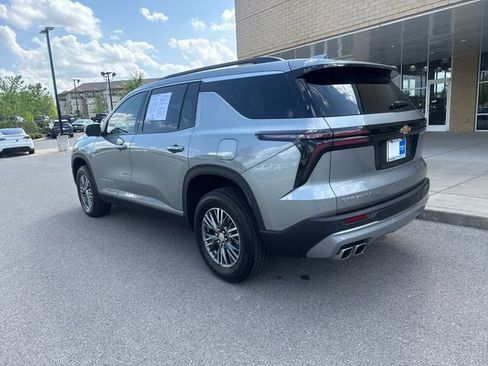 Used 2024 Chevrolet Traverse LT w/ Trailering Package image 2