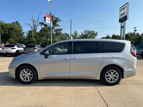 Used 2023 Chrysler Pacifica Touring-L FWD image 6