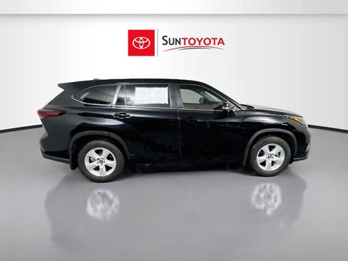Used 2024 Toyota Highlander LE FWD image 2
