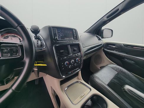 Used 2018 Dodge Grand Caravan SXT image 17