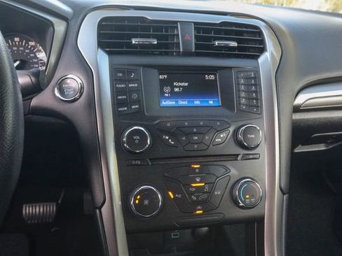 Used 2017 Ford Fusion SE FWD image 19