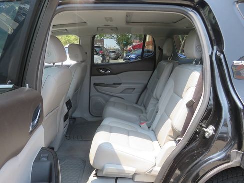 Used 2018 GMC Acadia SLT w/ LPO, Black Accent Package AWD/4WD image 22