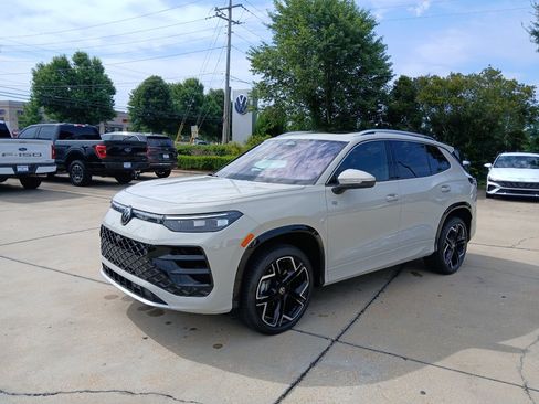 New 2026 Volkswagen Tiguan SEL R-Line AWD/4WD image 4