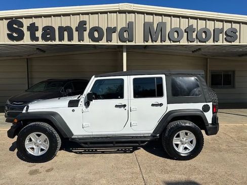 Used 2016 Jeep Wrangler Unlimited Rubicon w/ Connectivity Group image 8