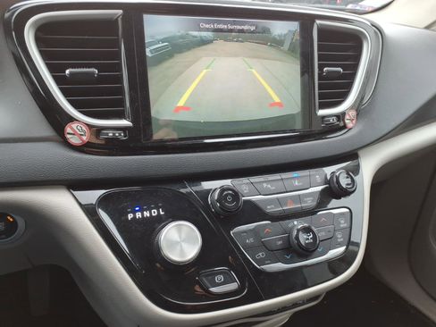 Used 2023 Chrysler Pacifica Touring-L image 18