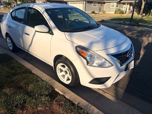 Used 2016 Nissan Versa SV FWD image 3