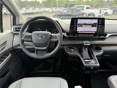 Used 2024 Toyota Sienna XLE FWD image 8