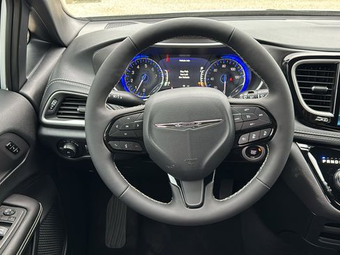 New 2026 Chrysler Pacifica Select image 18