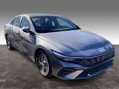 Used 2024 Hyundai Elantra SE image 2