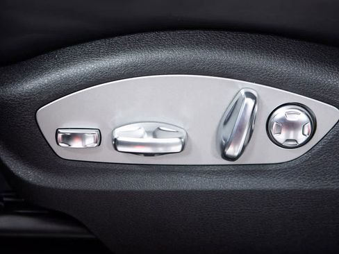 Certified 2026 Porsche Macan AWD/4WD image 24