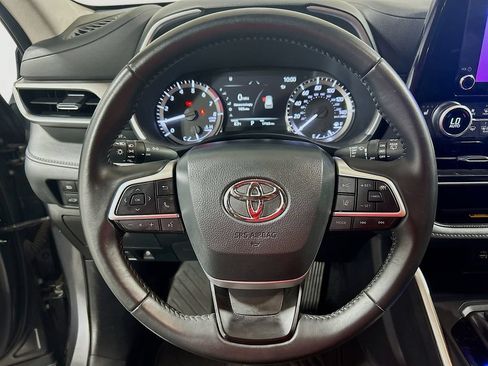 Used 2025 Toyota Highlander XLE FWD image 9