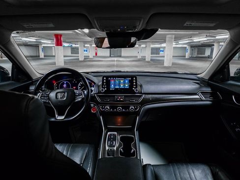 Certified 2018 Honda Accord Touring image 3