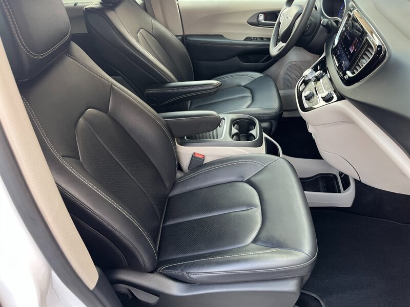 Used 2024 Chrysler Pacifica Touring-L FWD image 13
