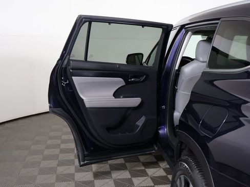 Used 2022 Toyota Highlander XLE image 23