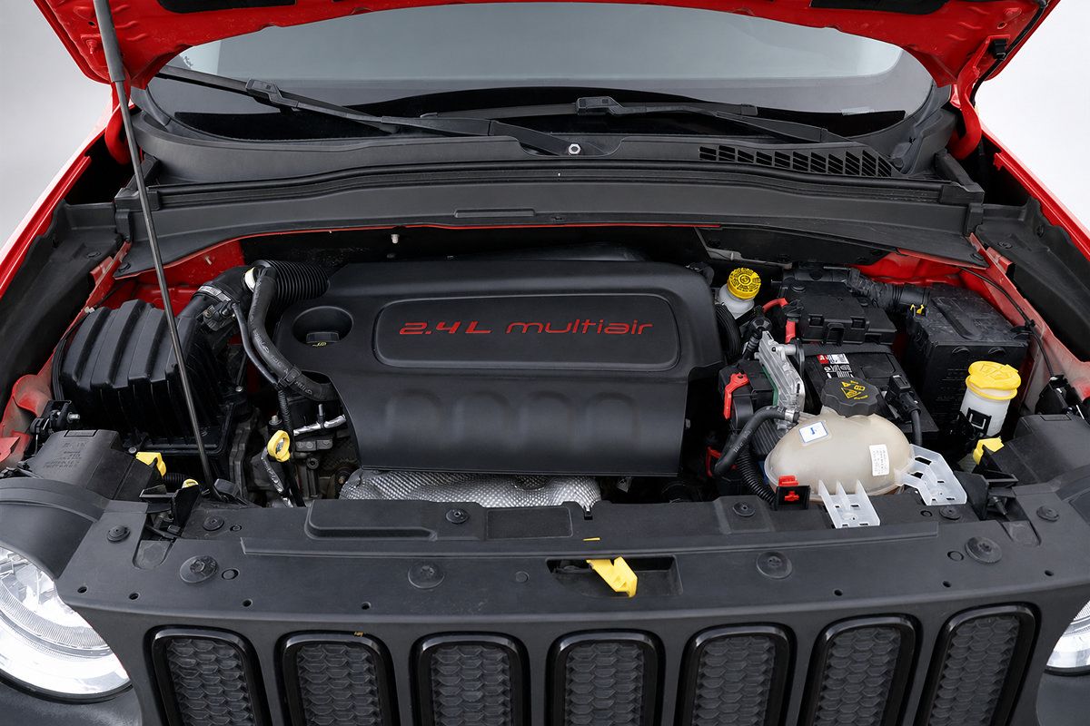 Used 2017 Jeep Renegade Altitude FWD image 38