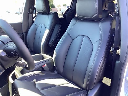 New 2026 Chrysler Pacifica Select image 8