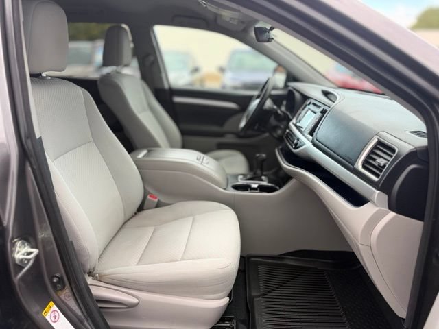 Used 2018 Toyota Highlander LE AWD/4WD image 23