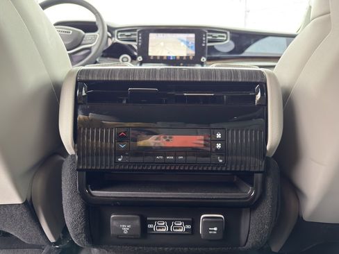 Used 2022 Jeep Wagoneer Series III image 33