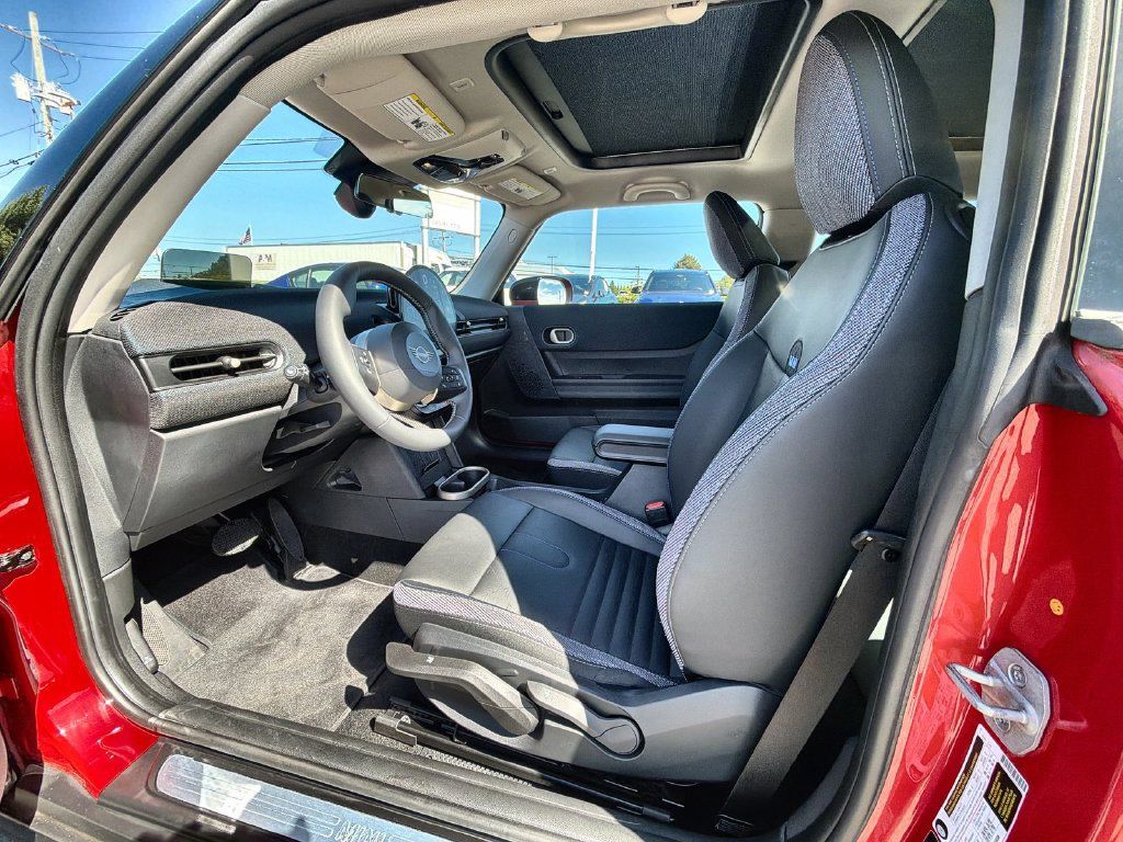 Used 2025 MINI Cooper 2-Door Hardtop FWD image 10