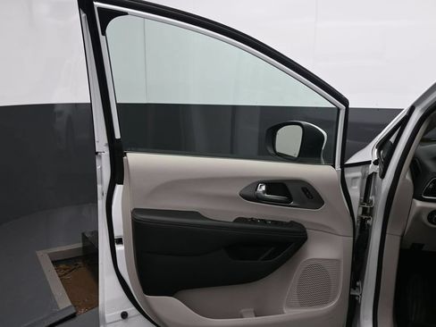 Used 2023 Chrysler Pacifica Touring-L FWD image 19