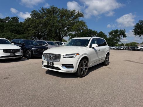Used 2022 Volvo XC90 T6 Inscription w/ Lounge Package AWD/4WD image 2