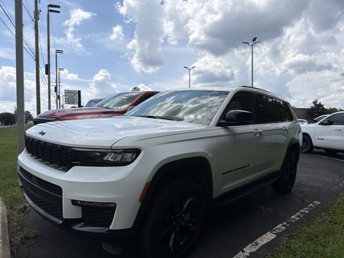 Certified 2025 Jeep Grand Cherokee L Limited w/ Black Appearance Package AWD/4WD image 3