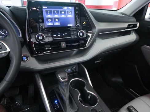 Used 2022 Toyota Highlander XLE FWD image 28